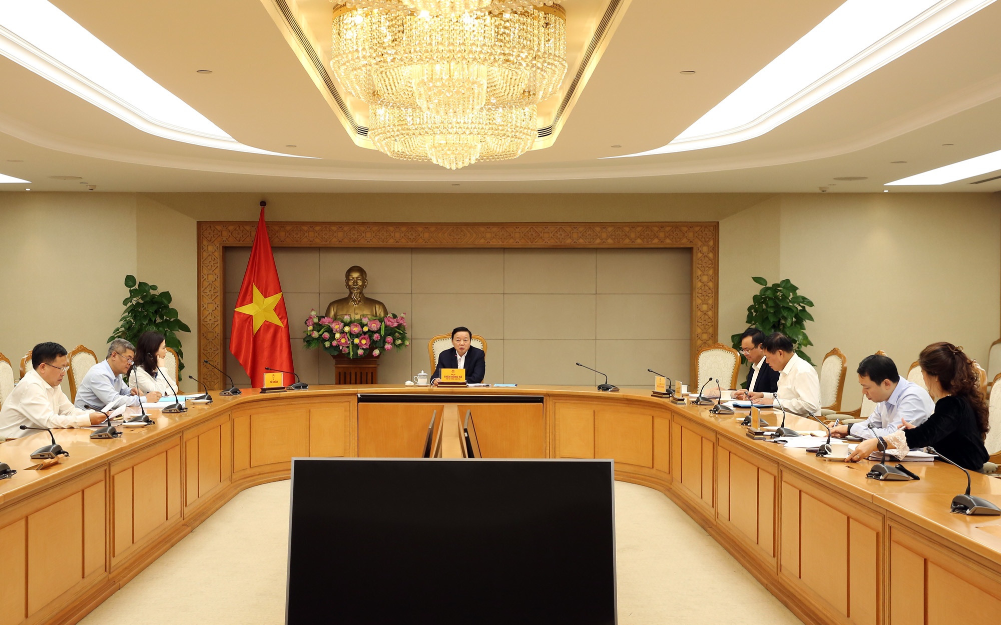 Phó Thủ tướng lưu ý, cần bảo đảm nguyên tắc “không để ai ở lại phía sau” khi áp dụng chuẩn nghèo đa chiều mới - Ảnh: VGP/Minh Khôi