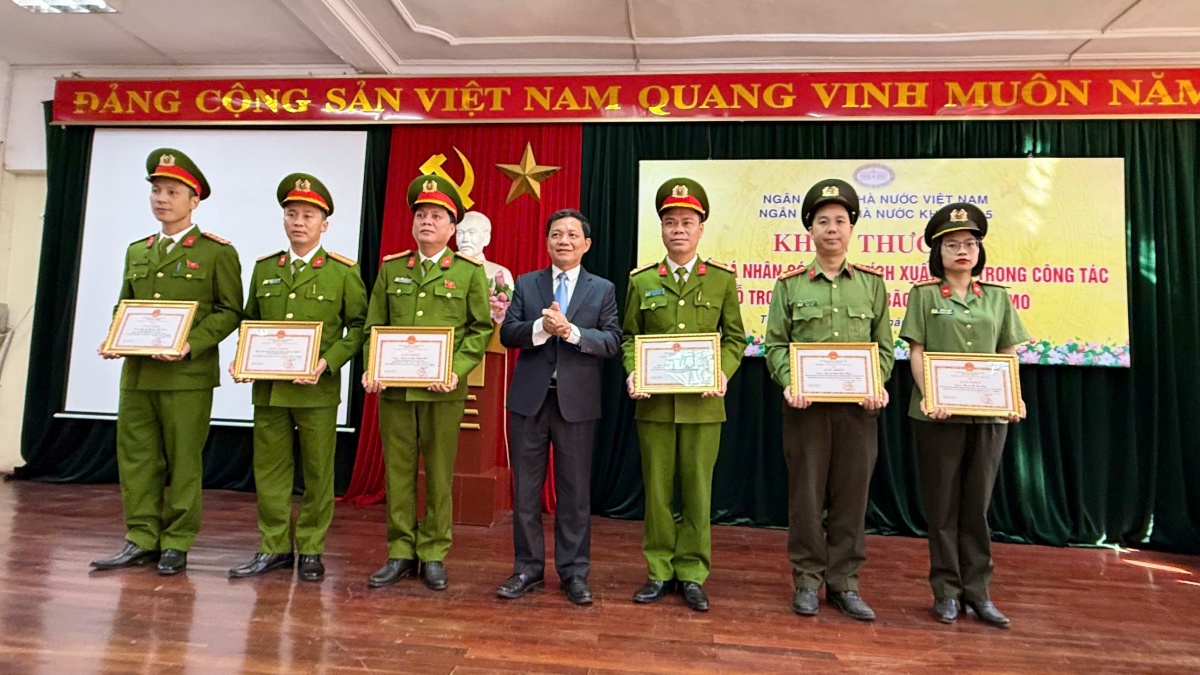 Biểu dương, khen thưởng tập thể, cá nhân có thành tích xuất sắc trong hỗ trợ, ứng phó bão số 11