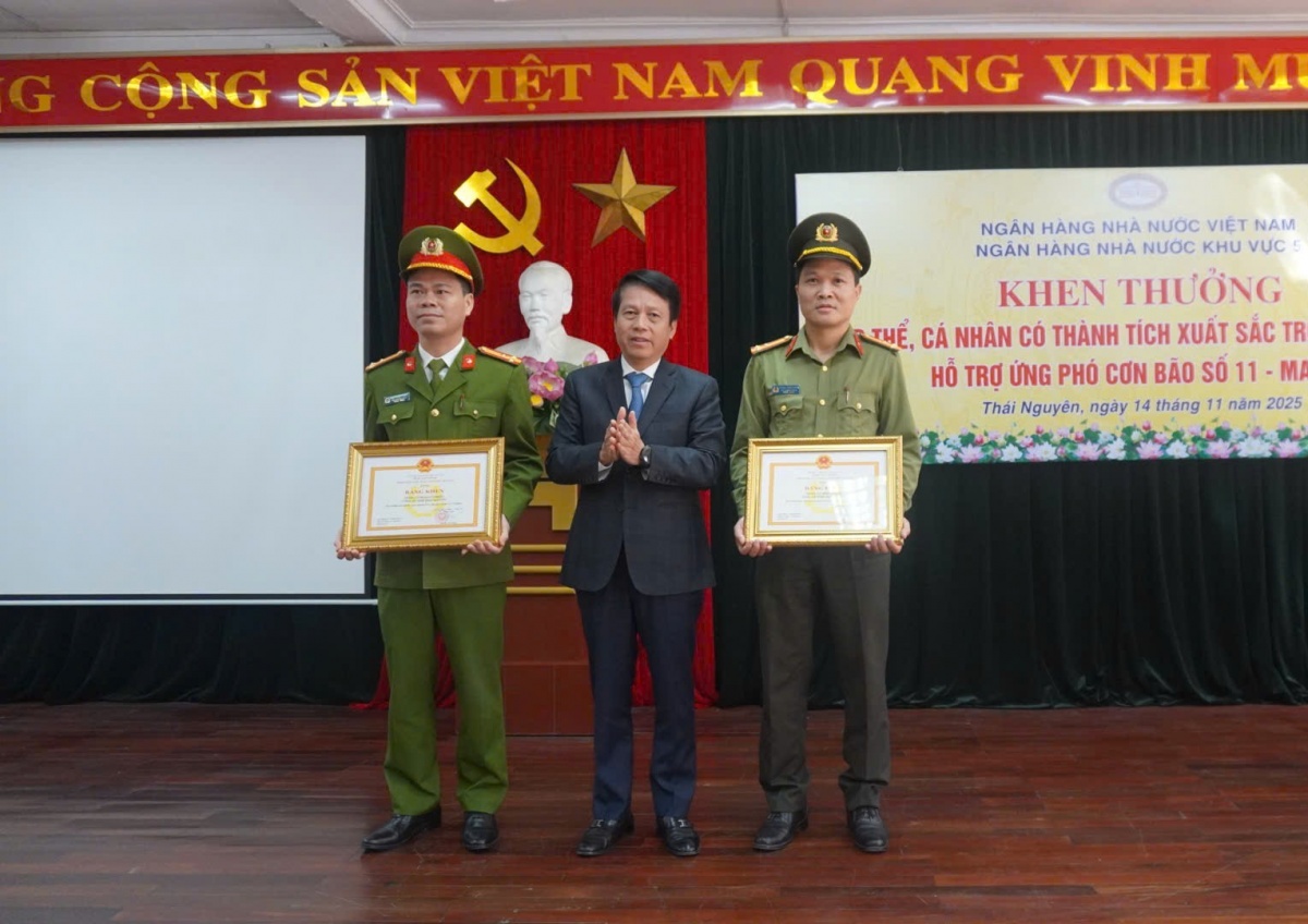 Ngân hàng Nhà nước Chi nhánh Khu vực 5 khen thưởng Công an tỉnh Thái Nguyên trong công tác ứng phó bão số 11