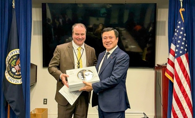 Thứ trưởng Bộ Công Thương, Phó Trưởng Đoàn đàm phán Chính phủ Nguyễn Sinh Nhật Tân và đại diện phía Hoa Kỳ