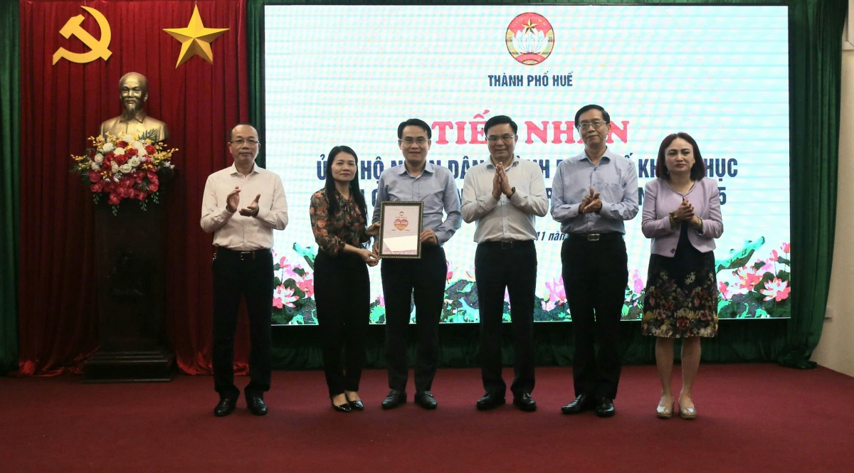 2.	Petrovietnam trao biểu trưng hỗ trợ 5 tỷ đồng tại TP Huế