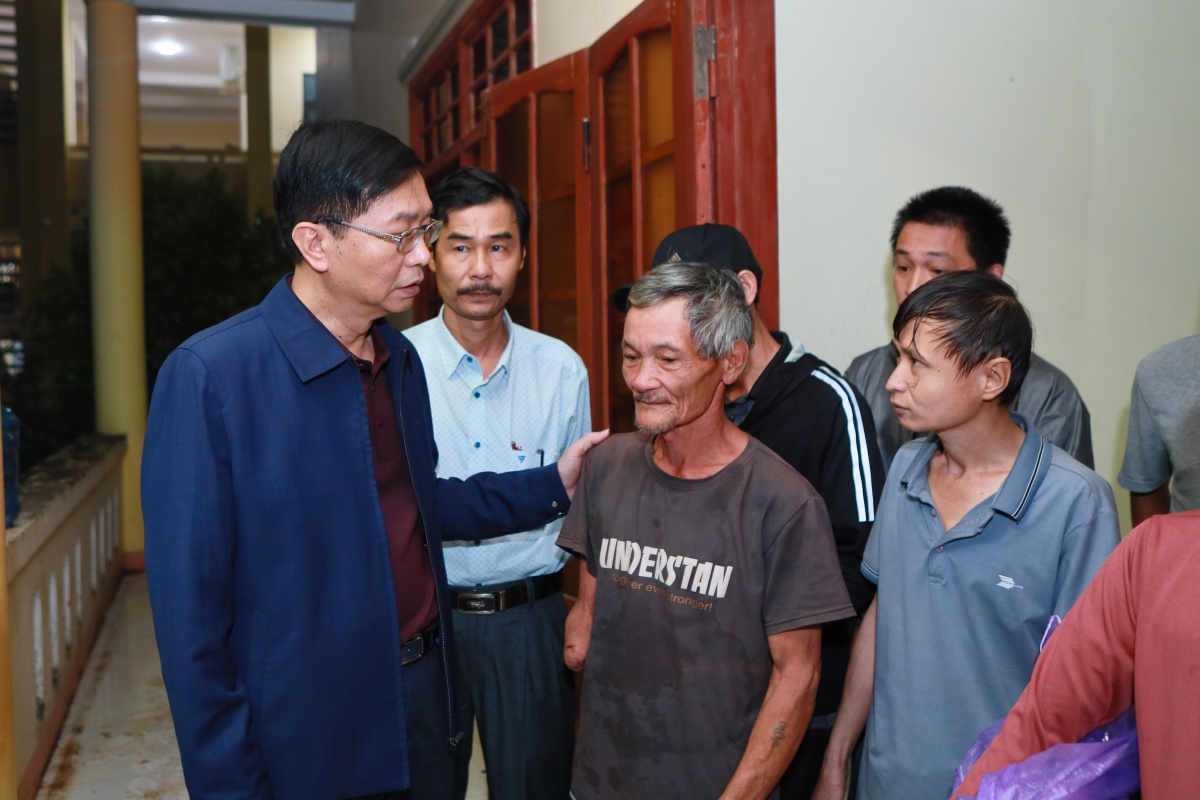 4.	Lãnh đạo Petrovietnam chia sẻ với người dân bị ảnh hưởng bởi thiên tai tại miền Trung