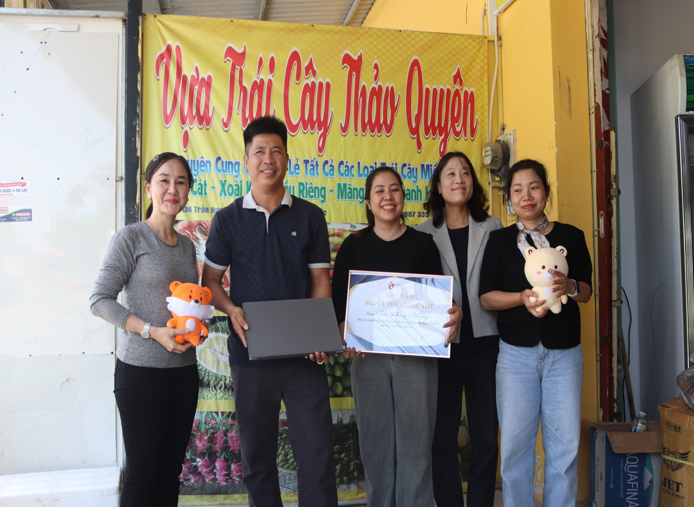 KTO tri ân người giúp đỡ một du khách Hàn Quốc bị lạc đường KTO tri ân người giúp đỡ một du khách Hàn Quốc bị lạc đường