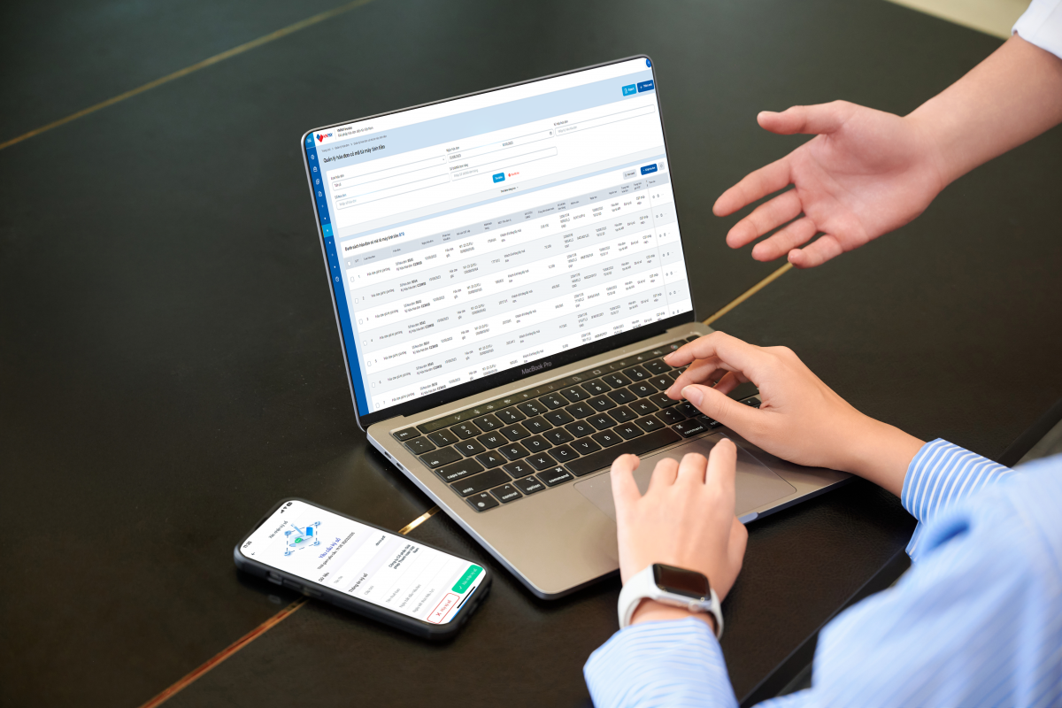 Nhân sự VNPAY tư vấn triển khai các giải pháp chuyển đổi số và thanh toán số cho doanh nghiệp