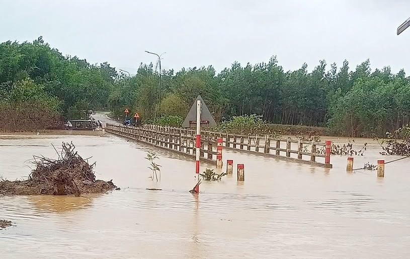 Mưa lớn gây ngập rộng, nguy cơ lũ quét, sạt lở đất ở nhiều địa phương