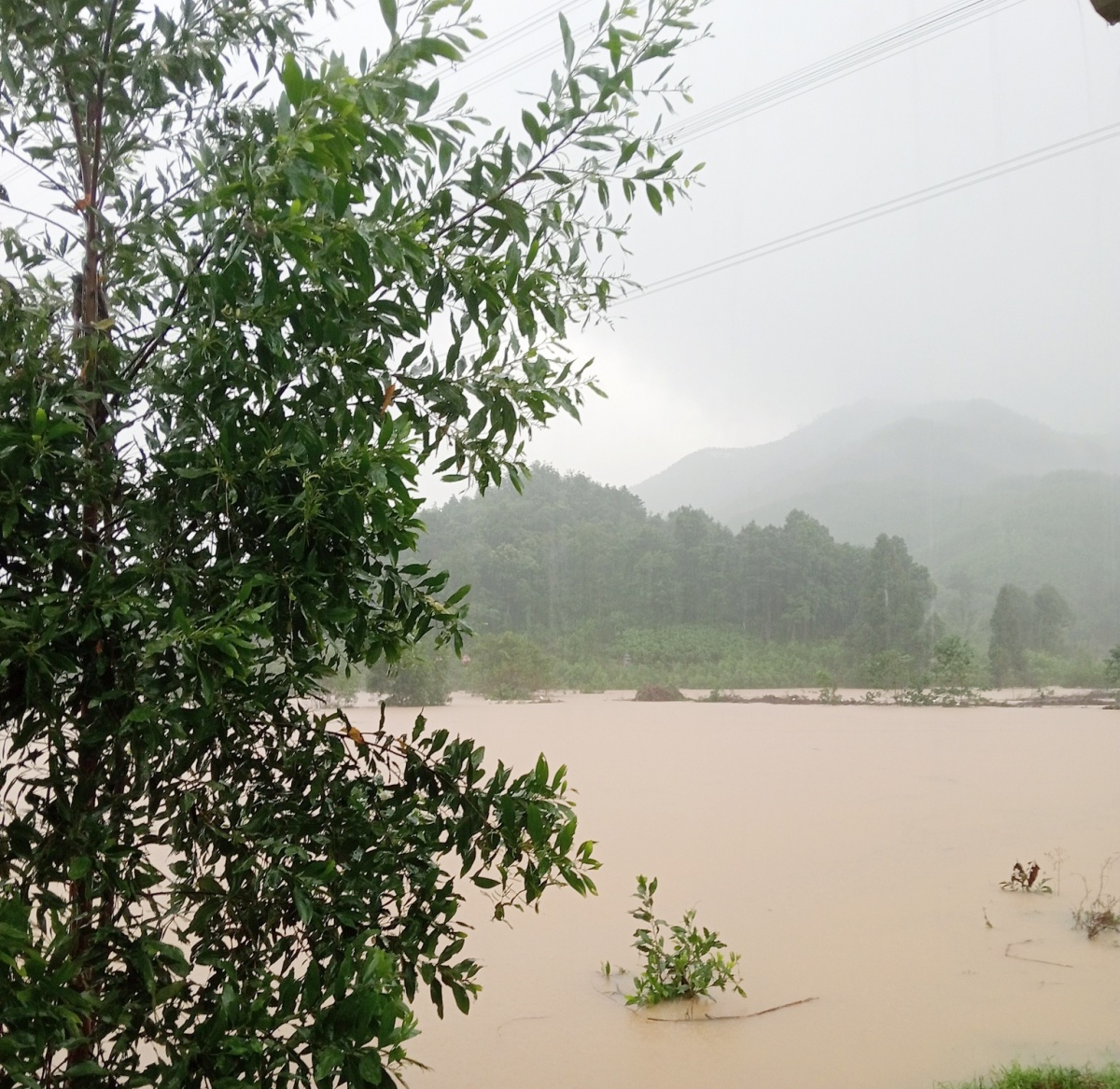 Mưa lớn gây ngập rộng, nguy cơ lũ quét, sạt lở đất ở nhiều địa phương