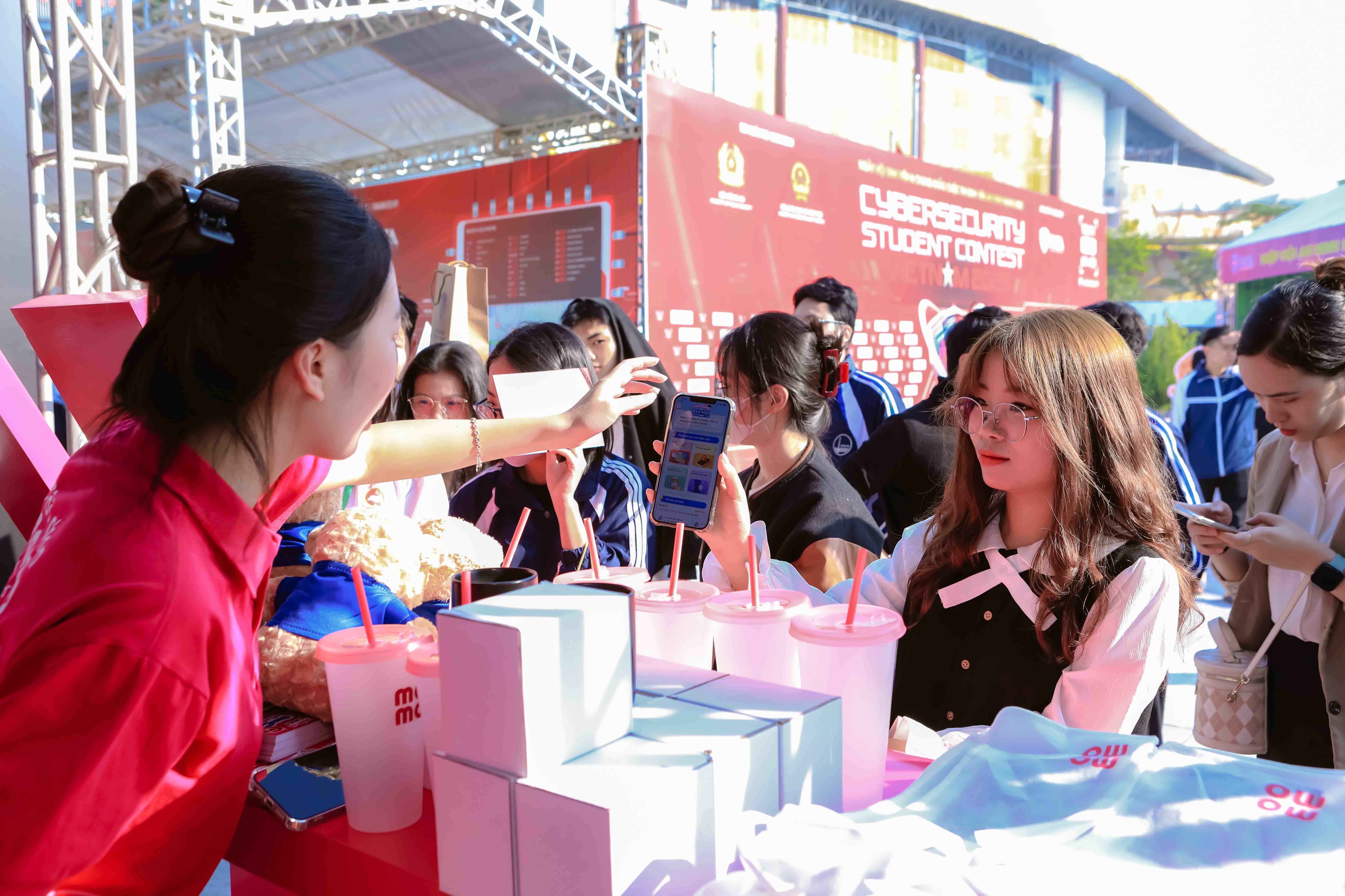 Sinh viên hào hứng tham gia “Thử thách bảo mật” và tìm hiểu công nghệ tại gian hàng MoMo