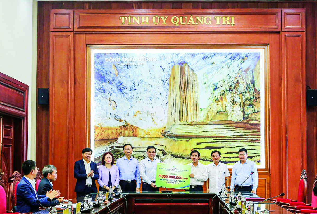 Petrovietnam trao biểu trưng hỗ trợ 3 tỷ đồng tại tỉnh Quảng Trị