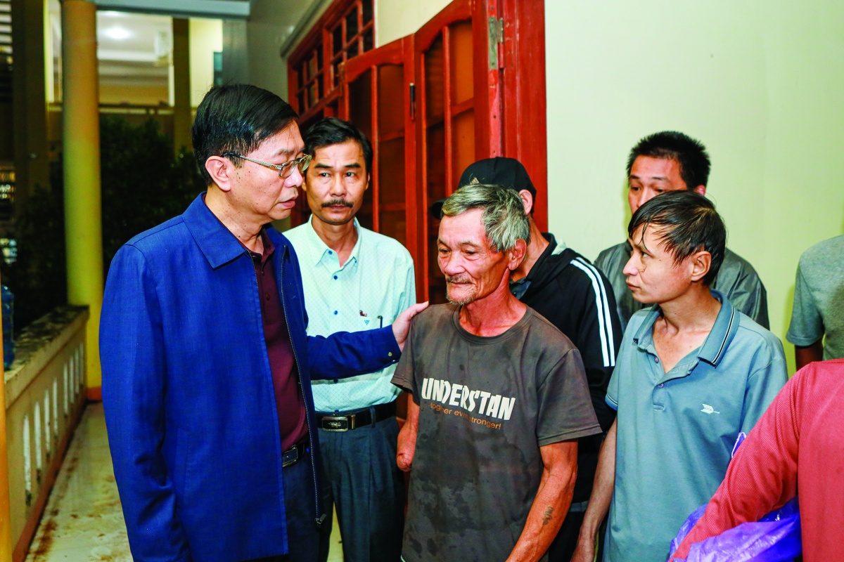 Lãnh đạo Petrovietnam chia sẻ với người dân bị ảnh hưởng bởi thiên tai tại miền Trung