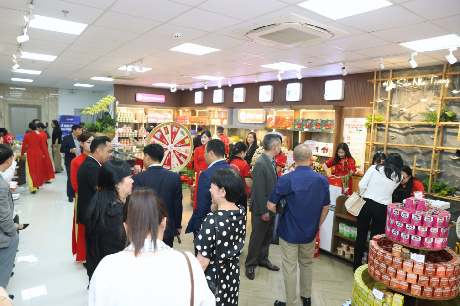 Showroom Phố Huế không chỉ là nơi mua sắm, mà còn là Mang tinh hoa yến Nha Trang đến gần hơn người tiêu dùng