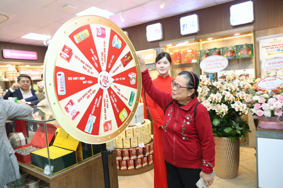 Khách hàng mua sắm và trải nghiệm hoạt động trong ngày đầu khai trương Showroom Khách hàng mua sắm và trải nghiệm hoạt động trong ngày đầu khai trương Showroom