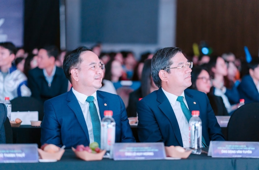 Ông Đặng Văn Tuyên (phải) – Ủy viên HĐQT và Ông Lê Huy Hoàng (trái) – Giám đốc Ban Tổ chức nhân sự BIDV tham dự Đêm chung kết The Moneyverse mùa 2