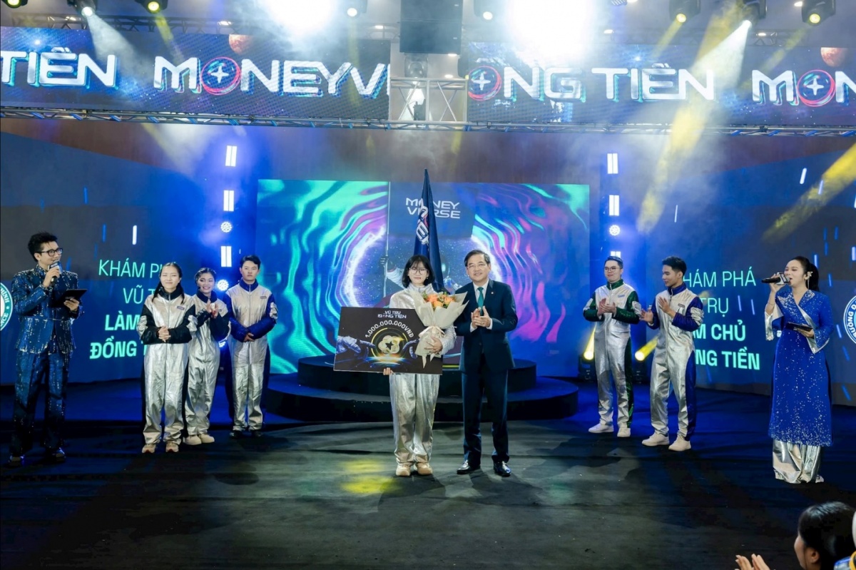 Ông Đặng Văn Tuyên - Ủy viên HĐQT BIDV trao tặng Giải thưởng 1 tỷ đồng cho Quán quân The Moneyverse mùa 2 