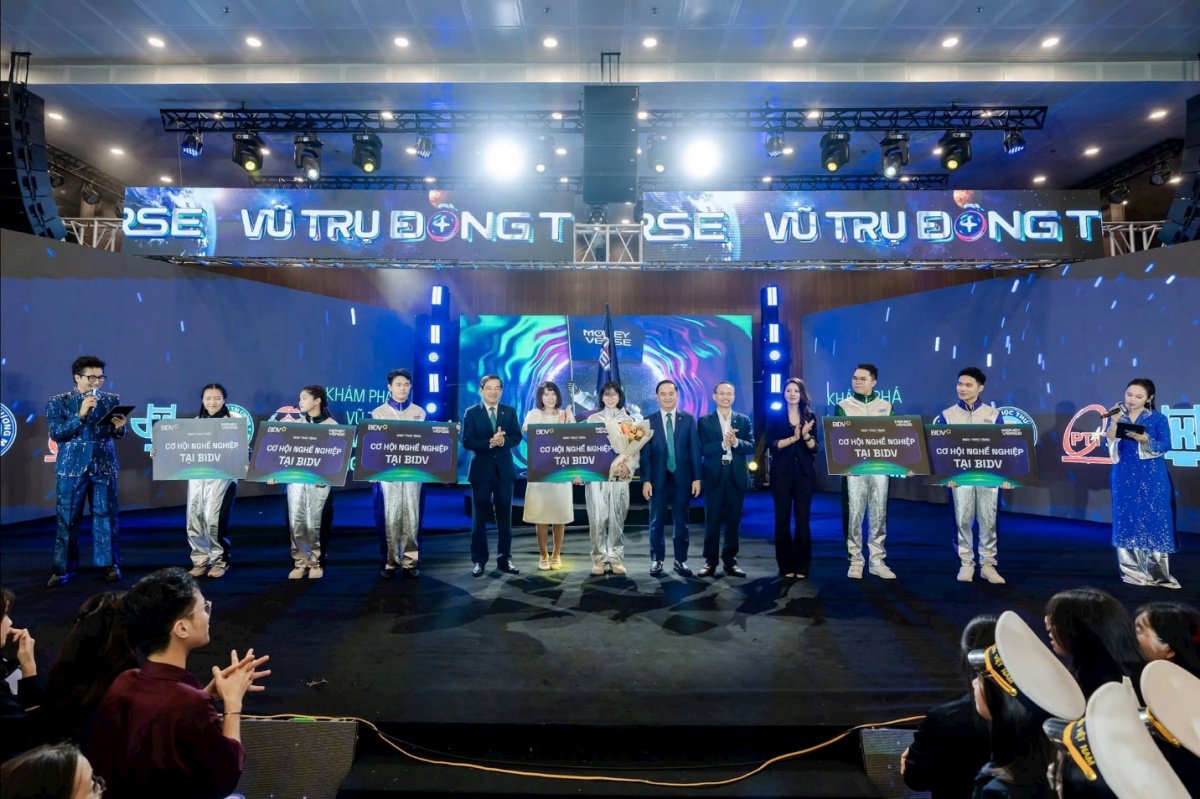 Ông Lê Huy Hoàng - Giám đốc Ban Tổ chức Nhân sự chuyển lời mời Gia nhập BIDV đến Top 6 Thí sinh Vũ trụ đồng tiền 2025