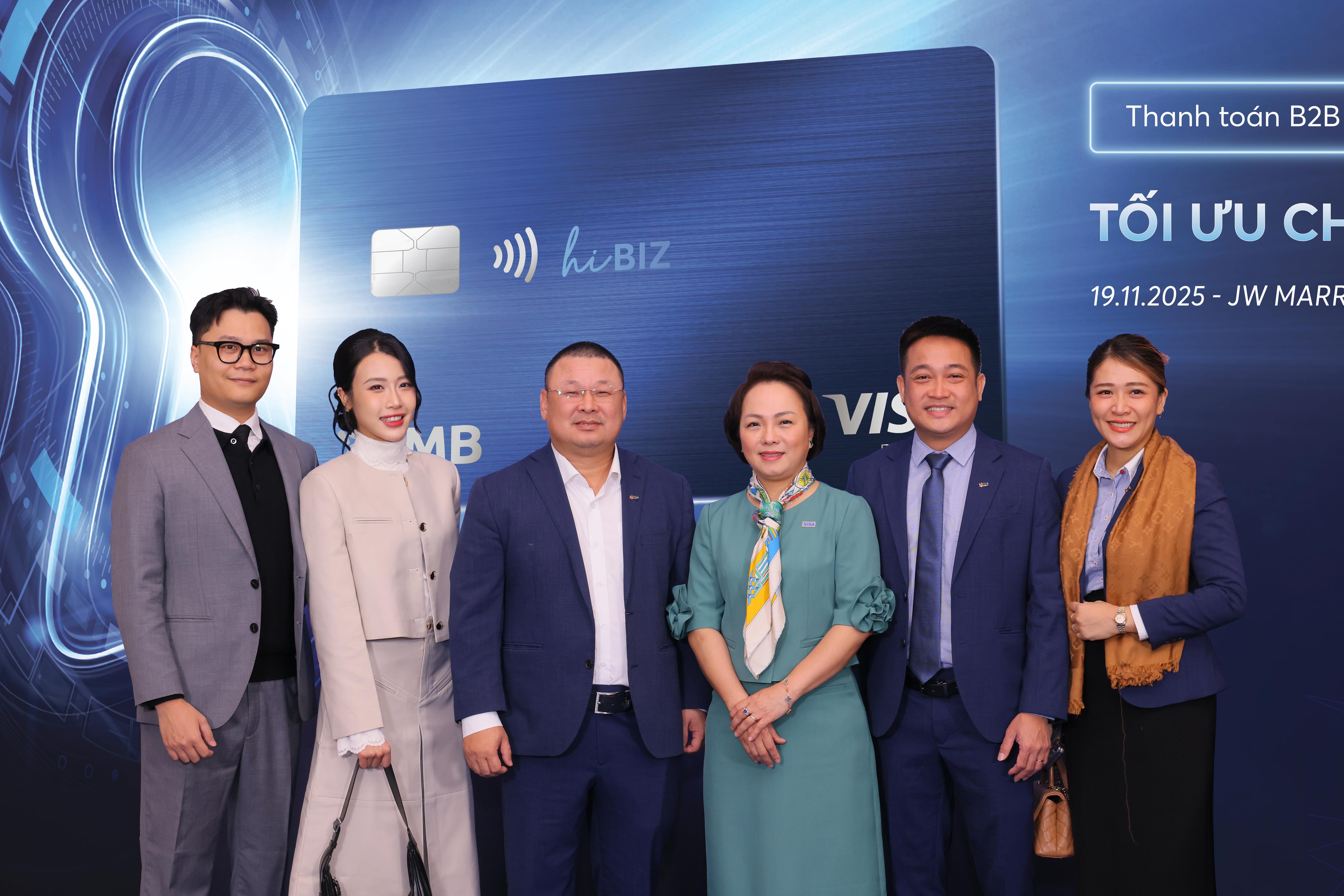 Lãnh đạo MB và VISA tại lễ giới thiệu sản phẩm thẻ thế hệ mới Lãnh đạo MB và VISA tại lễ giới thiệu sản phẩm thẻ thế hệ mới