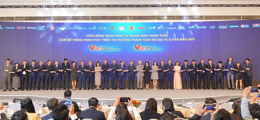 25 ngân hàng và trung gian thanh toán đã thực hiện nghi thức cam kết đồng hành thúc đẩy thanh toán nội địa và xuyên biên giới