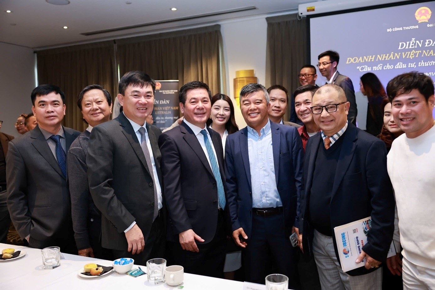 Bộ trưởng Bộ Công Thương Nguyễn Hồng Diên và các đại biểu