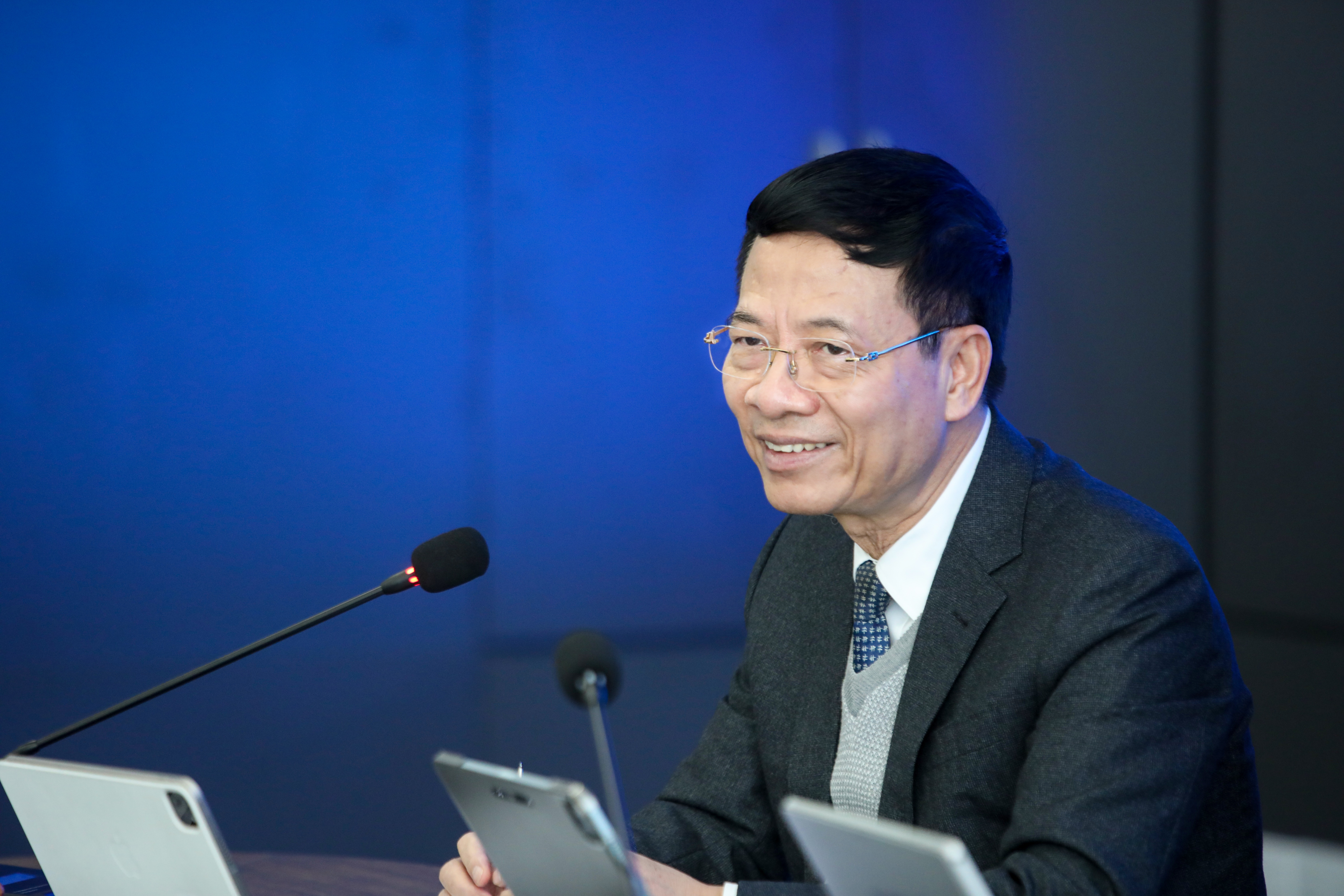 Tư lệnh ngành Nguyễn Mạnh Hùng sẵn sàng chia sẻ tầm nhìn, quan điểm chiến lược  với cán bộ chủ chốt Tập đoàn Công nghệ CMC