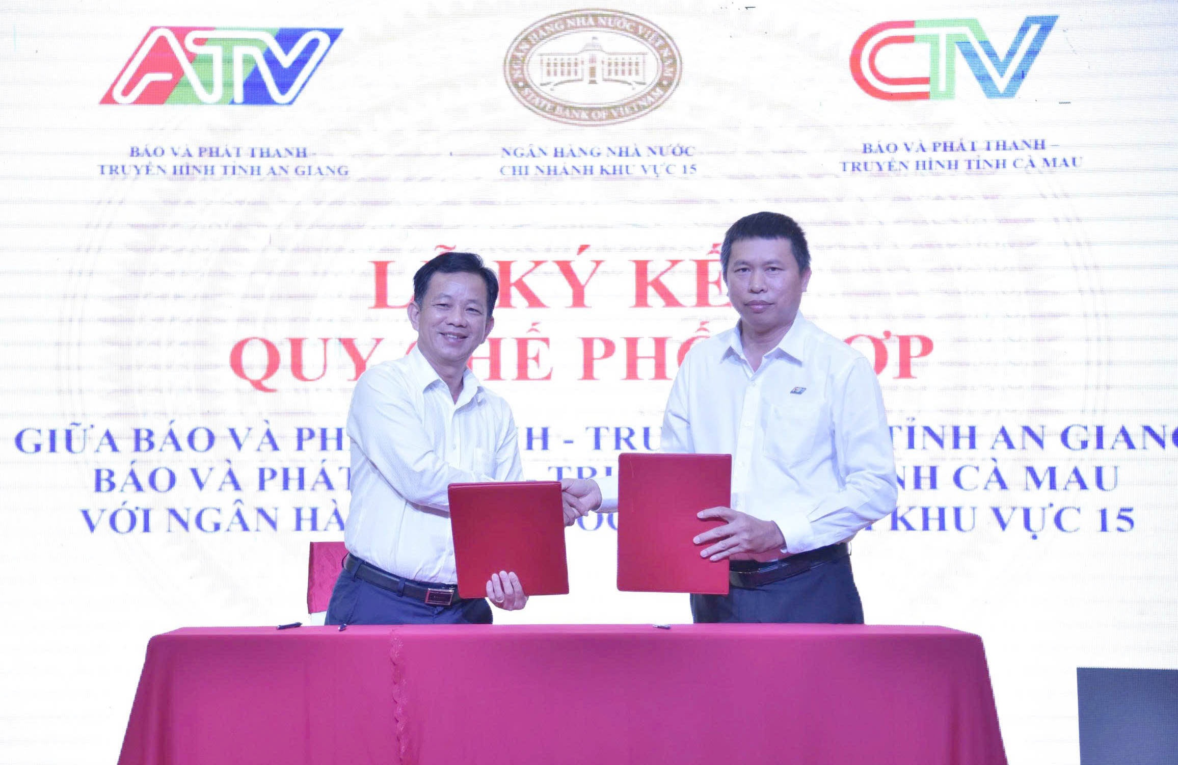 Ông Trần Văn Phước (trái) đại diện Ngân hàng Nhà nước khu vực ký kết vơi cơ quan truyền thông địa phương