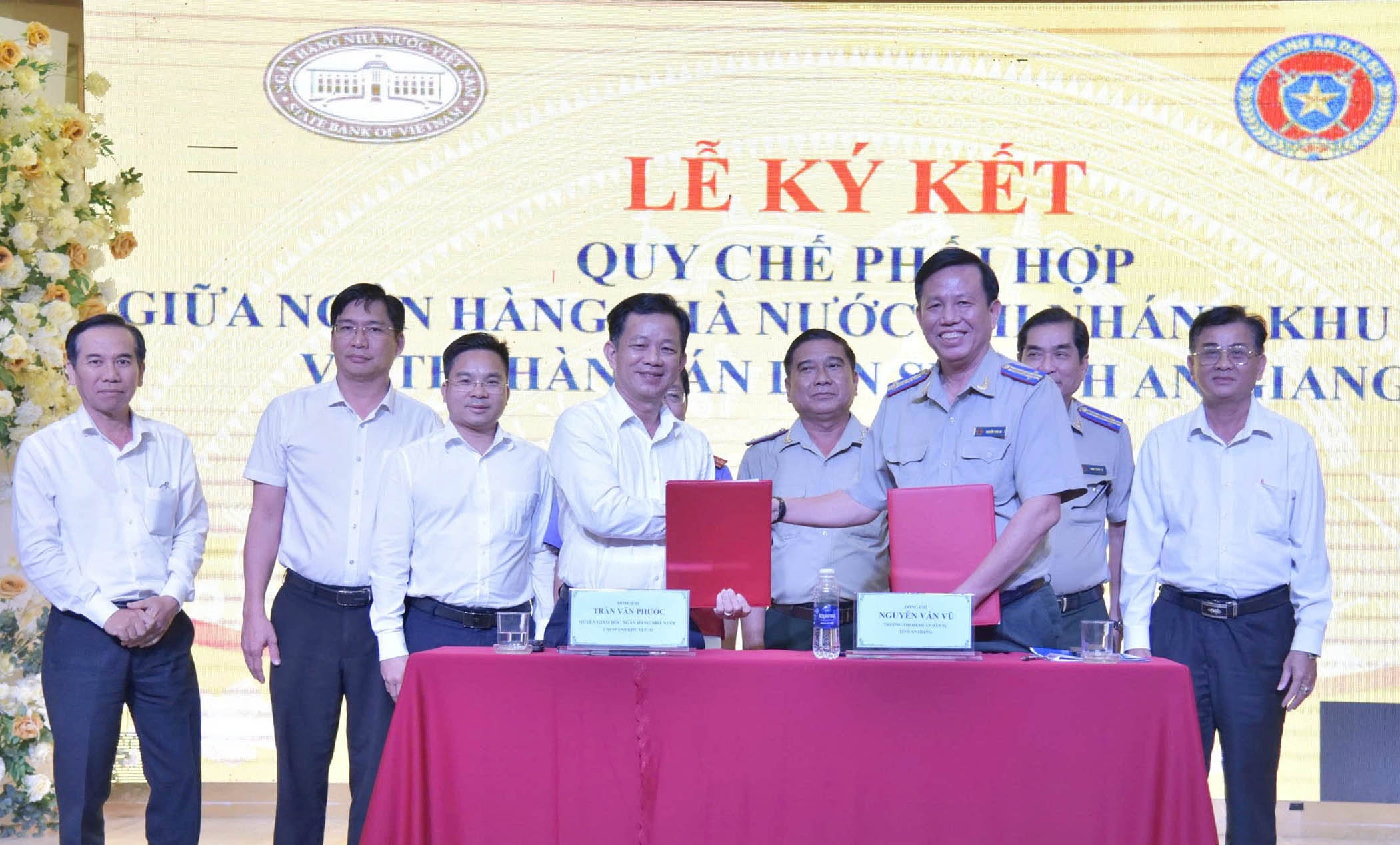 Ông Trần Văn Phước (bìa trái) ký kết với đại diện Thi hành án dân sự Ông Trần Văn Phước (bìa trái) ký kết với đại diện Thi hành án dân sự