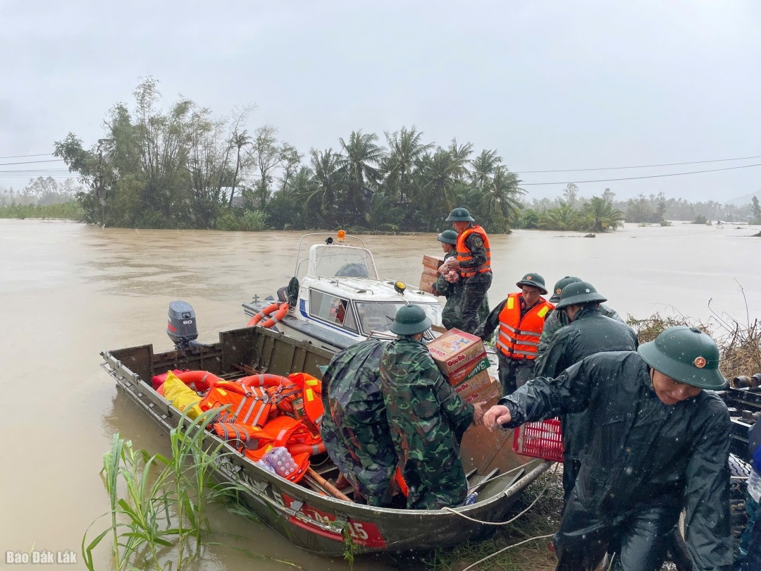 Công tác cứu hộ, cứu nạn được triển khai khẩn cấp ở các địa bàn ngập lụt - Ảnh: Báo Đắk Lắk Công tác cứu hộ, cứu nạn được triển khai khẩn cấp ở các địa bàn ngập lụt - Ảnh: Báo Đắk Lắk