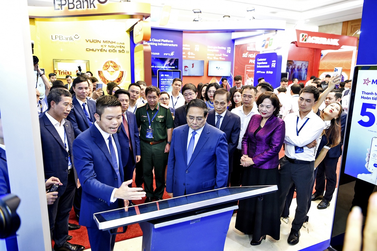 Đại diện MB trình bày sản phẩm ngân hàng số tại sự kiện Ngày chuyển đổi số ngành Ngân hàng 2025 Đại diện MB trình bày sản phẩm ngân hàng số tại sự kiện Ngày chuyển đổi số ngành Ngân hàng 2025