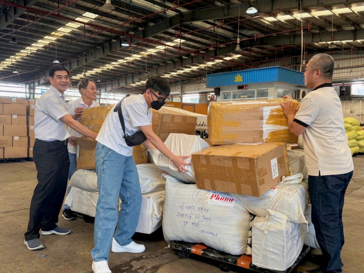 Tính đến ngày 20/11 đã có trên 30 tấn hàng hóa được vận chuyển đến với đồng bào miền Trung Tính đến ngày 20/11 đã có trên 30 tấn hàng hóa được vận chuyển đến với đồng bào miền Trung