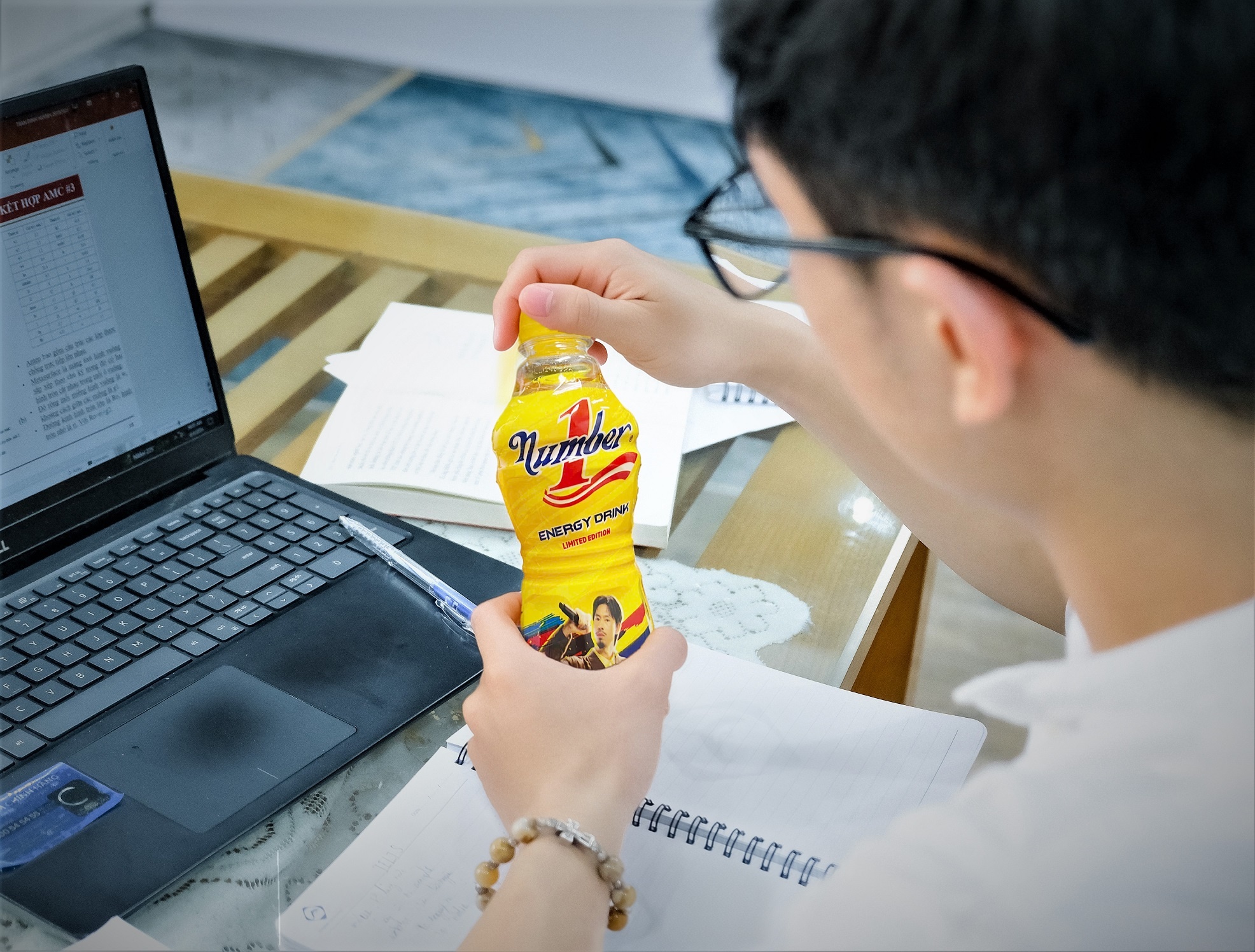 Nhiều người trẻ chọn khởi đầu buổi sáng với chai Number 1. Với họ, đó không chỉ là cách tiếp năng lượng, giúp tỉnh táo mà còn là tuyên ngôn sống xanh: sạch, không chất bảo quản, thân thiện môi trường.