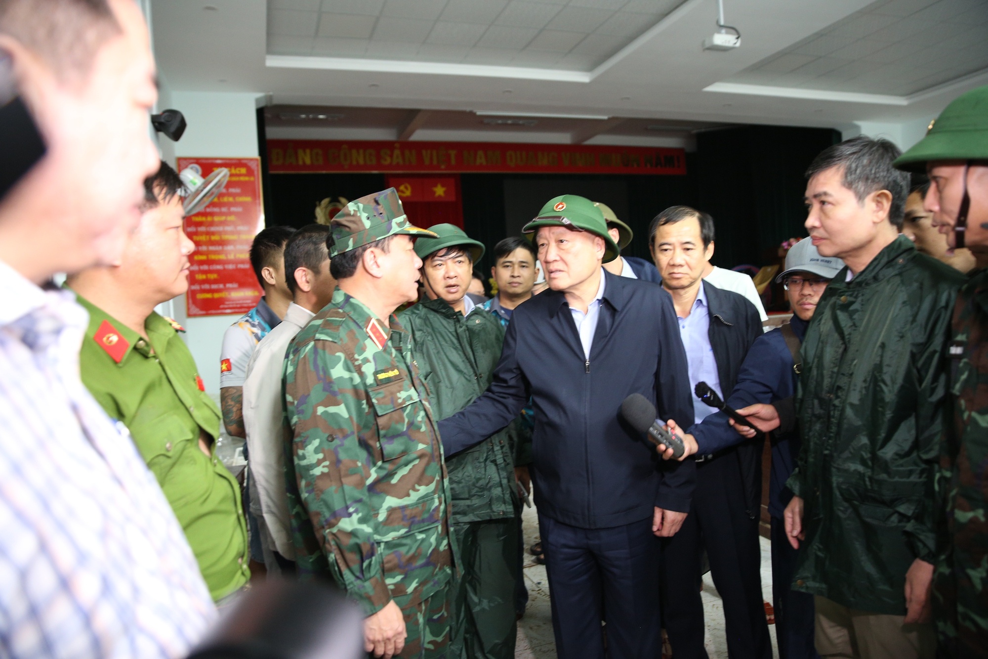 Phó Thủ tướng thăm hỏi, động viên các lực lượng chức năng đang ứng trực, triển khai nhiệm vụ chống lũ - Ảnh: VGP/Nguyễn Hoàng