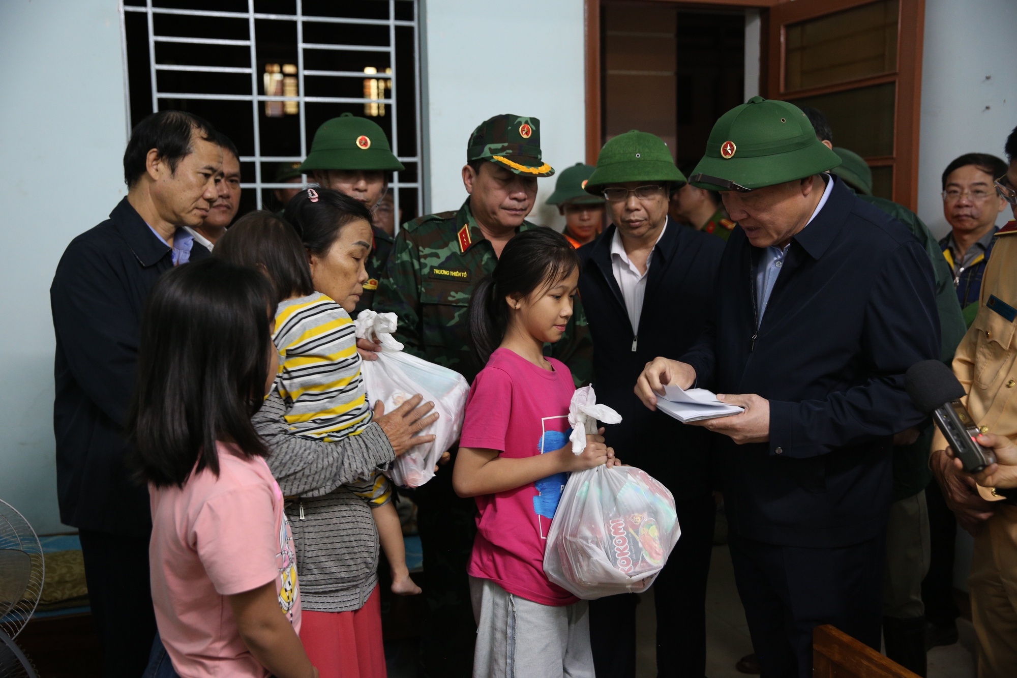 Phó Thủ tướng thăm hỏi, động viên, tặng quà người dân bị ảnh hưởng- Ảnh: VGP/Nguyễn Hoàng