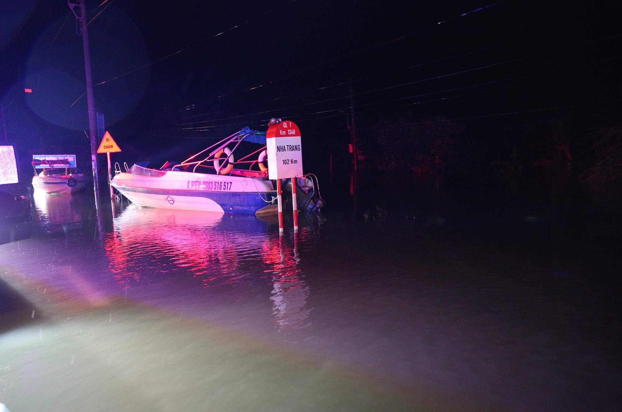 Vẫn còn rất nhiều điểm, khu dân cư dọc theo tuyến quốc lộ 1A và nhiều đoạn đường liên tỉnh trên địa bàn tỉnh Đắk Lắk bị ngập sâu trong nước - Ảnh: VGP/Nguyễn Hoàng