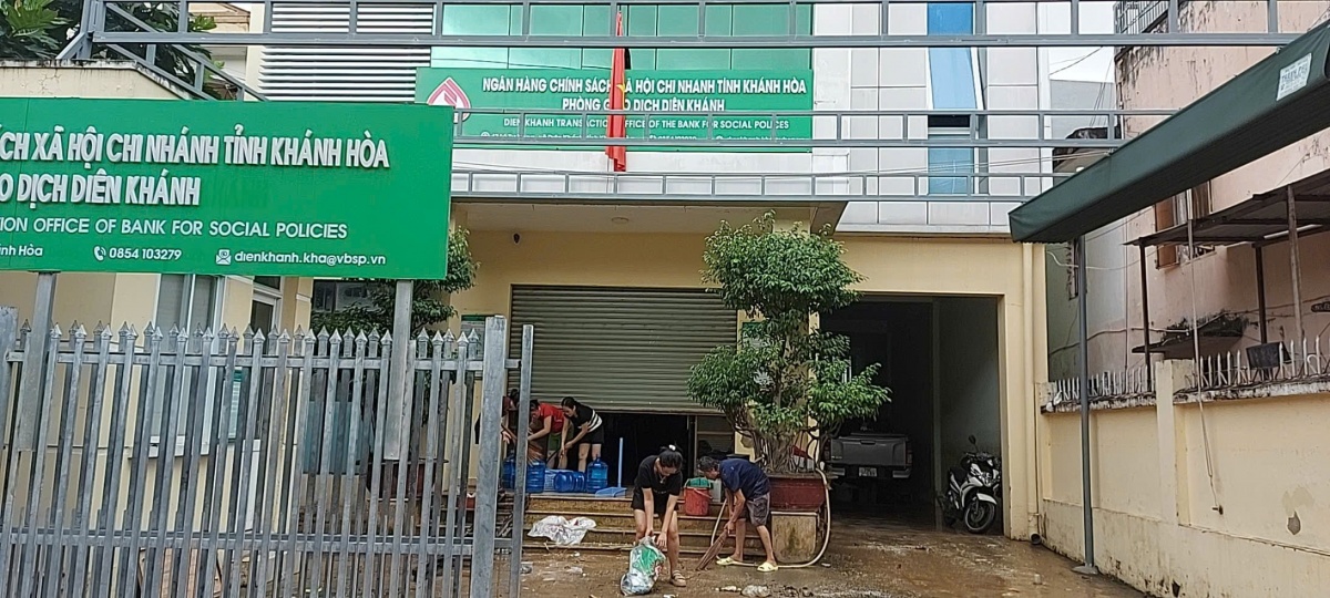 undefined Ngành Ngân hàng chủ động ứng phó mưa lũ, bảo đảm an toàn hệ thống tại Nam Trung Bộ và Tây Nguyên