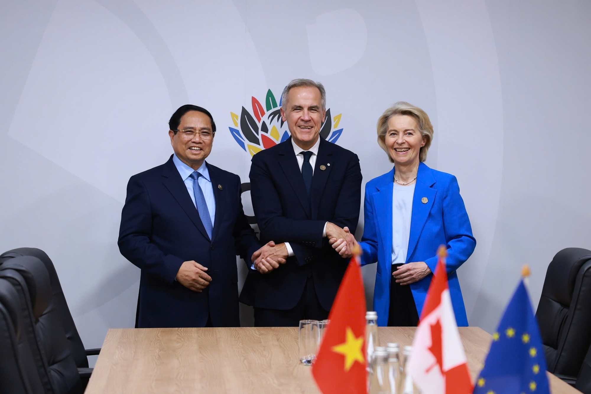 Thủ tướng Phạm Minh Chính làm việc với Thủ tướng Canada Mark Carney và Chủ tịch EU Ursula von der Leyen để thảo luận về định hướng tăng cường hợp tác thương mại, đầu tư giữa các nước thành viên CPTPP và EU - Ảnh: VGP/Nhật Bắc Thủ tướng Phạm Minh Chính làm việc với Thủ tướng Canada Mark Carney và Chủ tịch EU Ursula von der Leyen để thảo luận về định hướng tăng cường hợp tác thương mại, đầu tư giữa các nước thành viên CPTPP và EU - Ảnh: VGP/Nhật Bắc