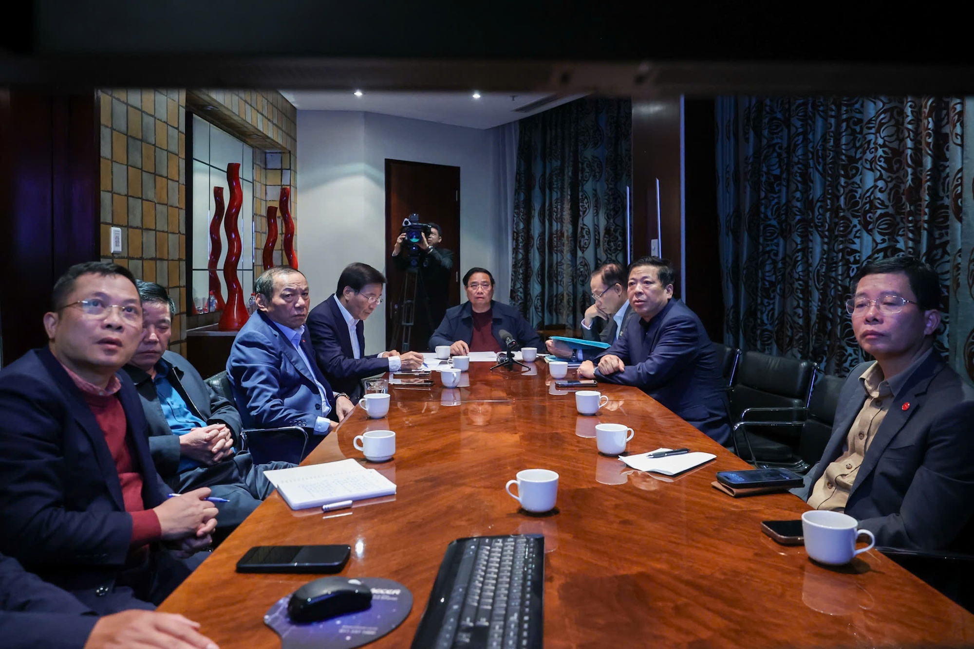 Đây là lần thứ hai trong chuyến công tác thăm chính thức Kuwait và Algeria, tham dự Hội nghị Thượng đỉnh G20, Thủ tướng chủ trì cuộc họp trực tuyến với trong nước về tình hình mưa lũ, ứng phó, khắc phục hậu quả thiên tai, sau cuộc họp ngày 20/11 từ Algeri