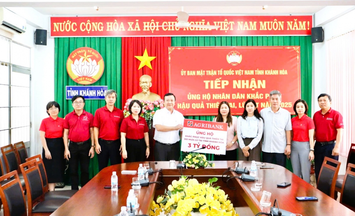 Ông Nguyễn Tiến Trường, Bí thư Đảng ủy, Trưởng Văn phòng đại diện khu vực Miền Trung thay mặt Agribank trao 3 tỷ đồng hỗ trợ tỉnh Khánh Hoà khắc phục hậu quả do mưa lũ. Ông Nguyễn Tiến Trường, Bí thư Đảng ủy, Trưởng Văn phòng đại diện khu vực Miền Trung thay mặt Agribank trao 3 tỷ đồng hỗ trợ tỉnh Khánh Hoà khắc phục hậu quả do mưa lũ.