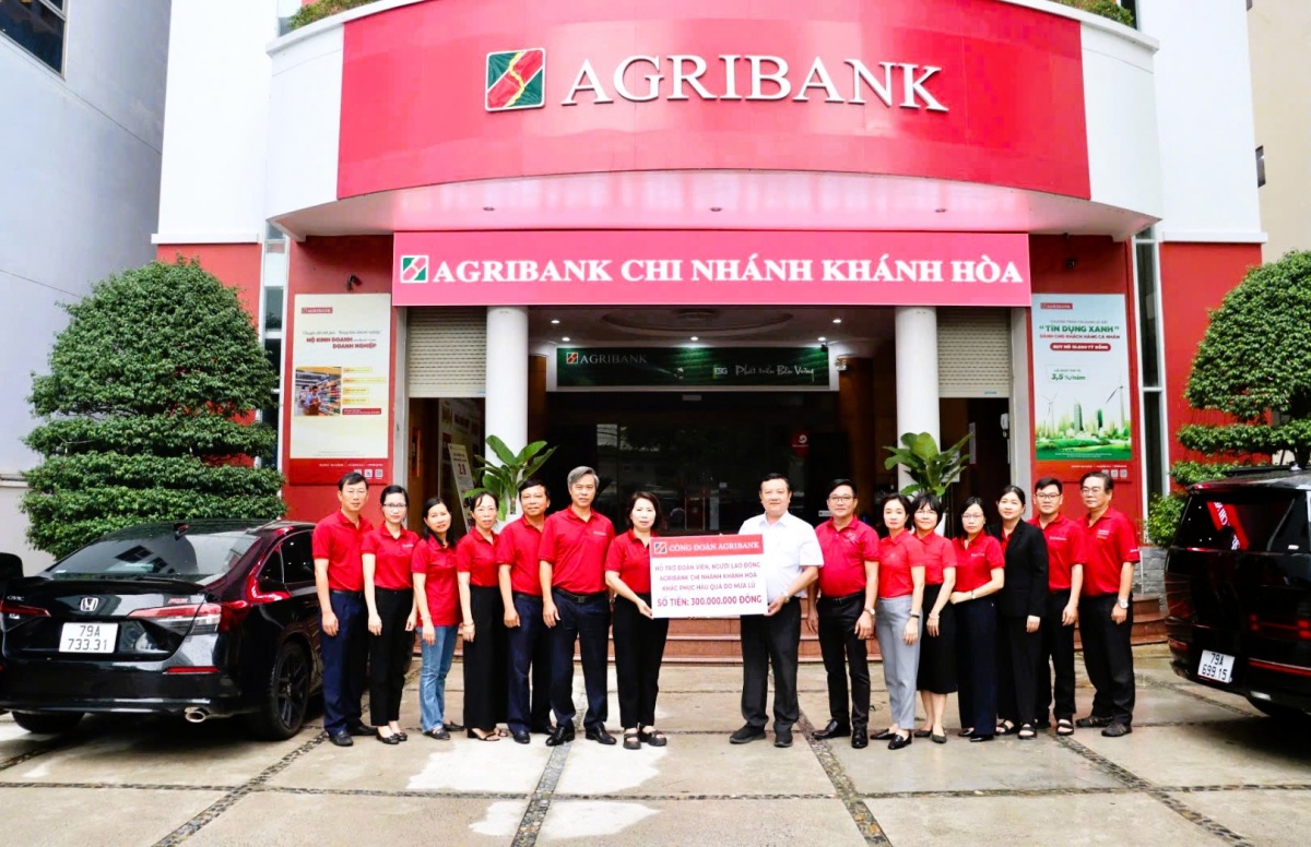 Đoàn công tác của Agribank cũng đã trao 300 triệu đồng từ nguồn an sinh xã hội của Công đoàn Agribank để hỗ trợ cán bộ, đoàn viên công đoàn và người lao động tại Agribank Khánh Hòa Đoàn công tác của Agribank cũng đã trao 300 triệu đồng từ nguồn an sinh xã hội của Công đoàn Agribank để hỗ trợ cán bộ, đoàn viên công đoàn và người lao động tại Agribank Khánh Hòa