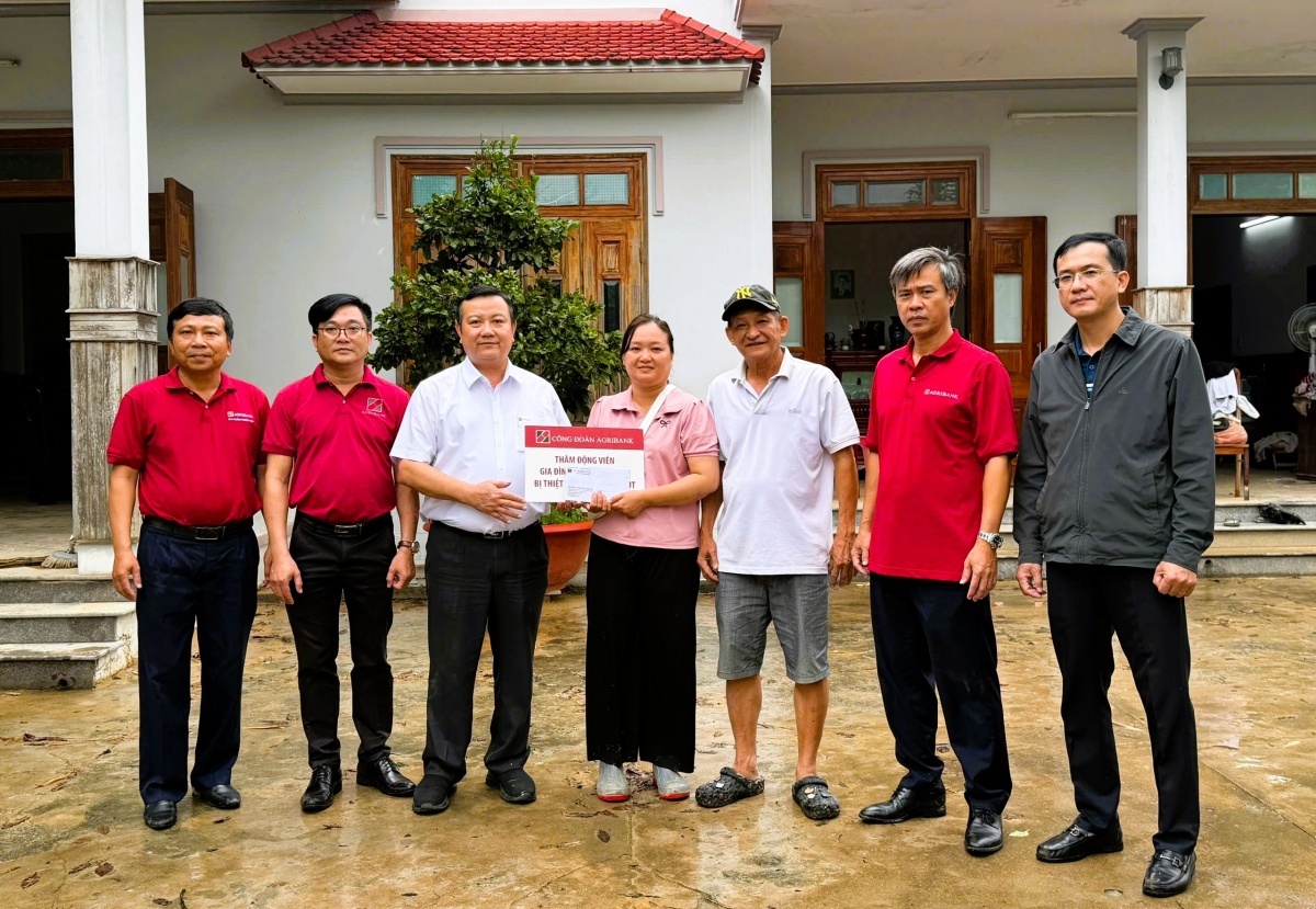 công tác đã đến thăm hỏi các đoàn viên công đoàn có nhà bị ngập sâu, công tác đã đến thăm hỏi các đoàn viên công đoàn có nhà bị ngập sâu,