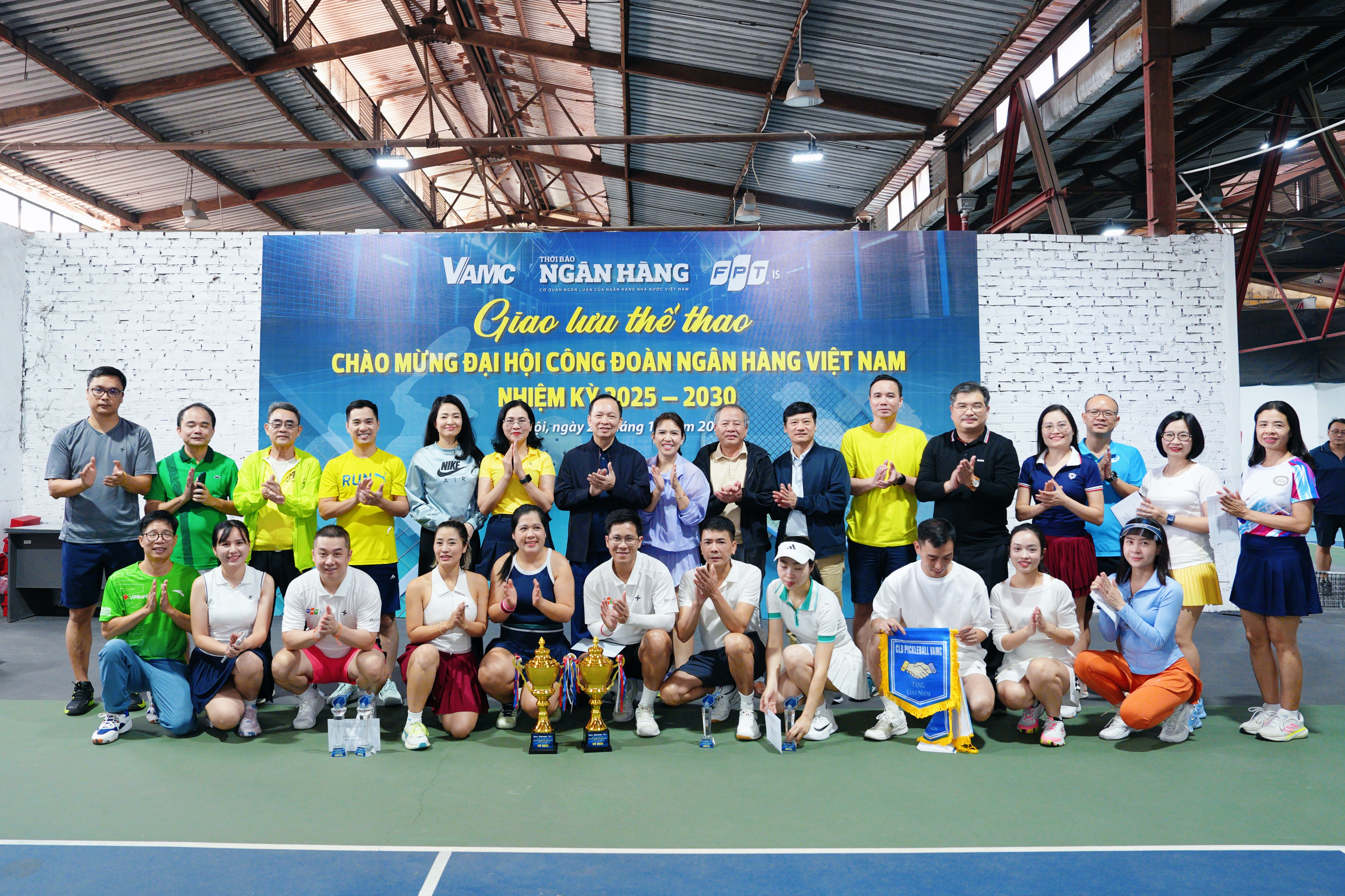 Nguyên Phó Thống đốc Thường trực NHNN Đào Minh Tú, Chủ tịch Công đoàn Ngân hàng Việt Nam Nguyễn Khánh Chi cùng đại biểu và vận động viên các đơn vị tại chương trình giao lưu thể thao 2025.