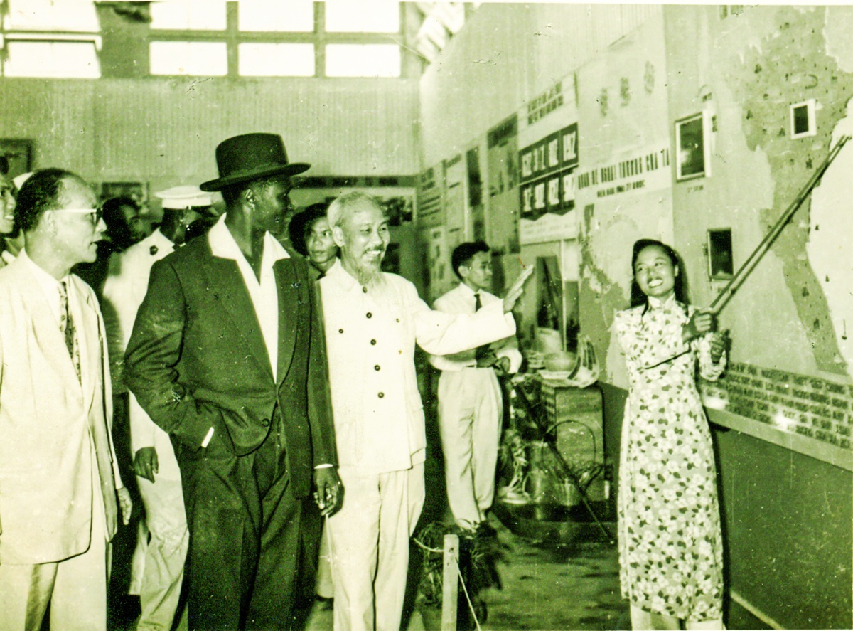 Chủ tịch Hồ Chí Minh và Tổng thống Cộng hòa Công - gô thăm gian trưng bày ngành Ngân hàng tại Triển lãm 15 năm thành lập Việt Nam Dân chủ Cộng hòa (1945-1960) Chủ tịch Hồ Chí Minh và Tổng thống Cộng hòa Công - gô thăm gian trưng bày ngành Ngân hàng tại Triển lãm 15 năm thành lập Việt Nam Dân chủ Cộng hòa (1945-1960)