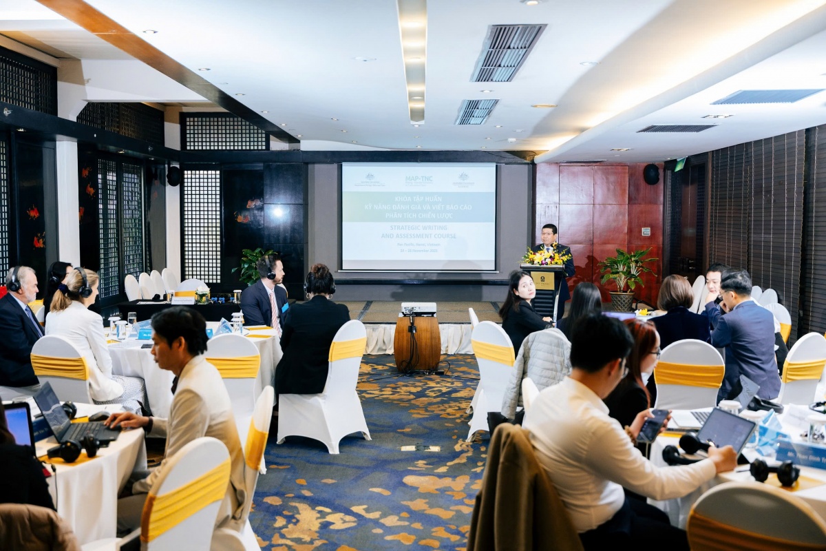 Khóa học còn vinh dự có sự tham gia của các cán bộ của các bộ, ngành liên quan. Khóa học còn vinh dự có sự tham gia của các cán bộ của các bộ, ngành liên quan.