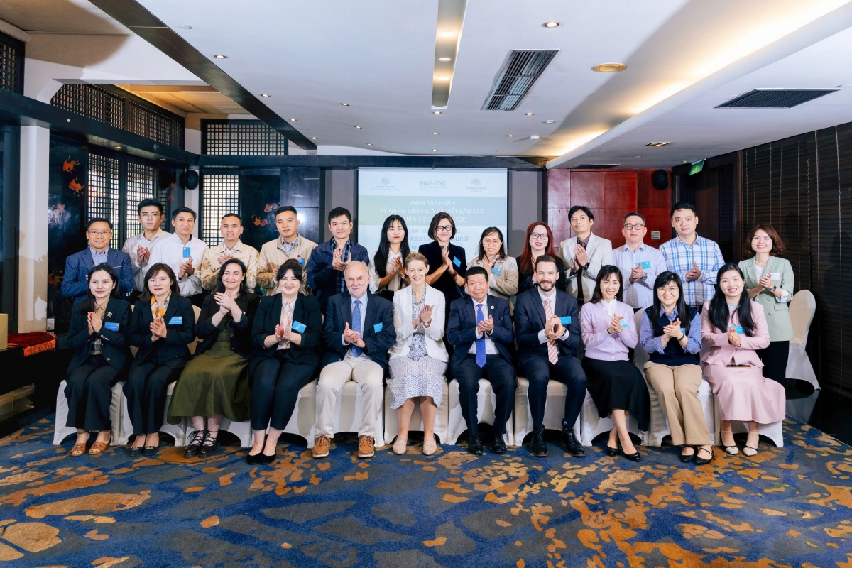 Các chuyên gia và học viên tham gia Khóa học “Đánh giá và lập báo cáo chiến lược” Các chuyên gia và học viên tham gia Khóa học “Đánh giá và lập báo cáo chiến lược”