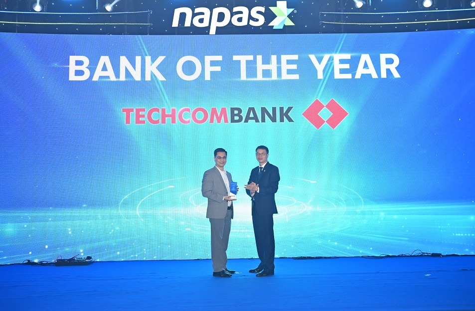 Chủ tịch HĐQT NAPAS trao giải cho đại diện Techcombank Chủ tịch HĐQT NAPAS trao giải cho đại diện Techcombank