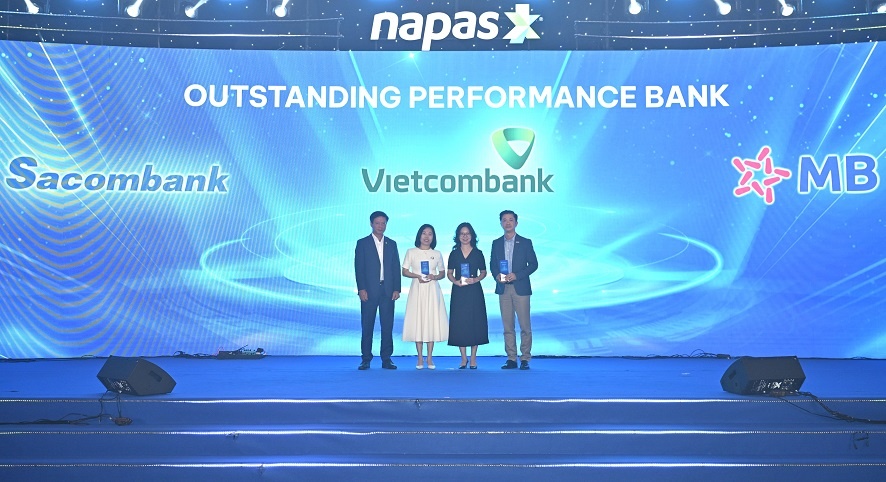 Tổng Giám đốc NAPAS trao giải cho đại diện Vietcombank, MB và Sacombank Tổng Giám đốc NAPAS trao giải cho đại diện Vietcombank, MB và Sacombank