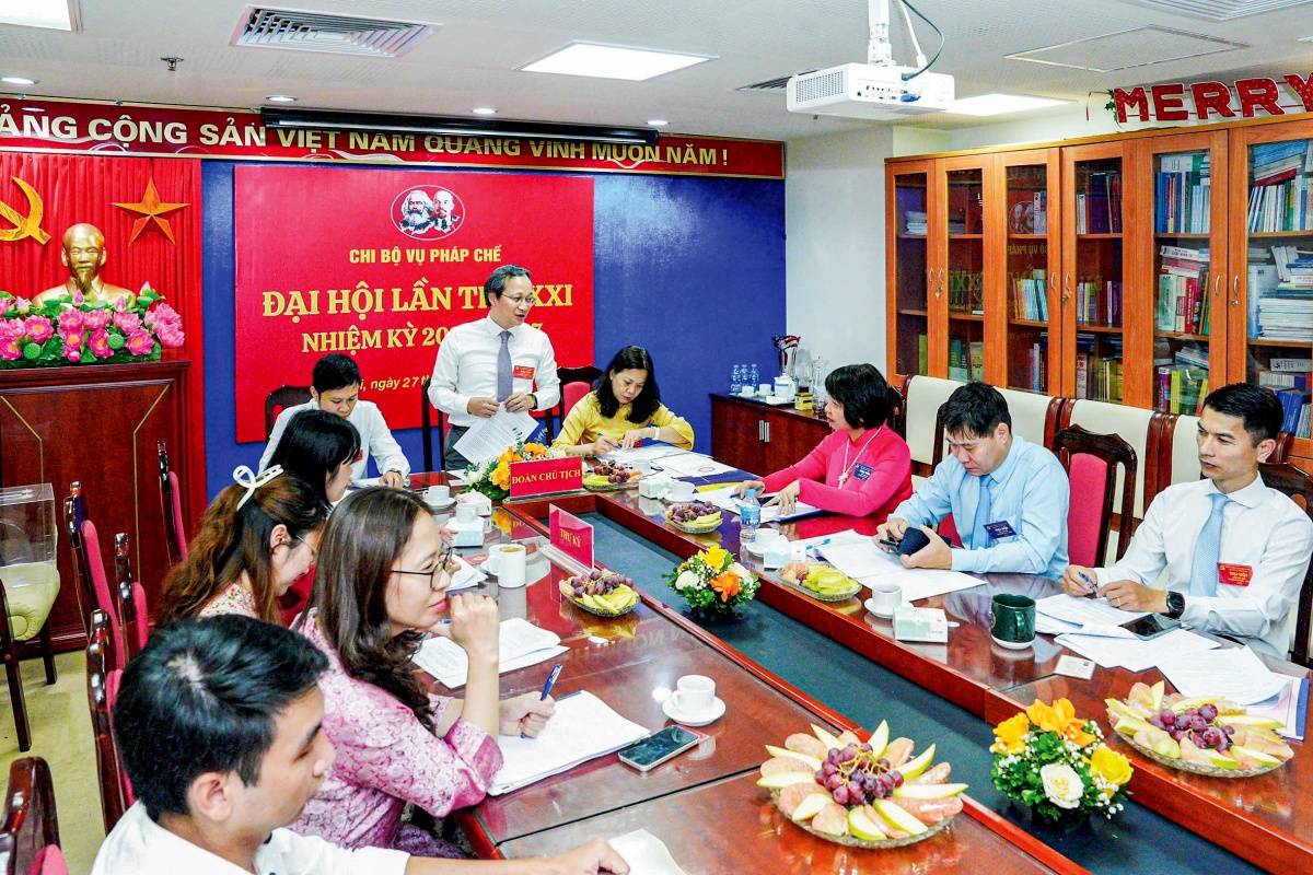 Đồng chí Tạ Quang Đôn, Bí thư Chi bộ, Vụ trưởng Vụ Pháp chế phát biểu tại Đại hội chi bộ nhiệm kỳ 2025 - 2027 Đồng chí Tạ Quang Đôn, Bí thư Chi bộ, Vụ trưởng Vụ Pháp chế phát biểu tại Đại hội chi bộ nhiệm kỳ 2025 - 2027