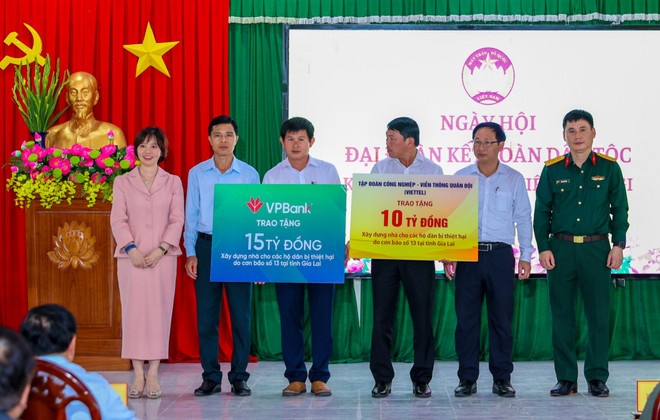 Bà Phạm Thị Nhung, thành viên HĐQT VPBank, đại diện ngân hàng trao tặng kinh phí xây dựng nhà cho các hộ dân bị thiệt hại tại Gia Lai. Bà Phạm Thị Nhung, thành viên HĐQT VPBank, đại diện ngân hàng trao tặng kinh phí xây dựng nhà cho các hộ dân bị thiệt hại tại Gia Lai.
