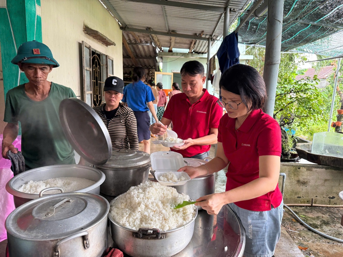 Agribank Phú Yên kịp thời sẻ chia cùng bà con vùng lũ lụt