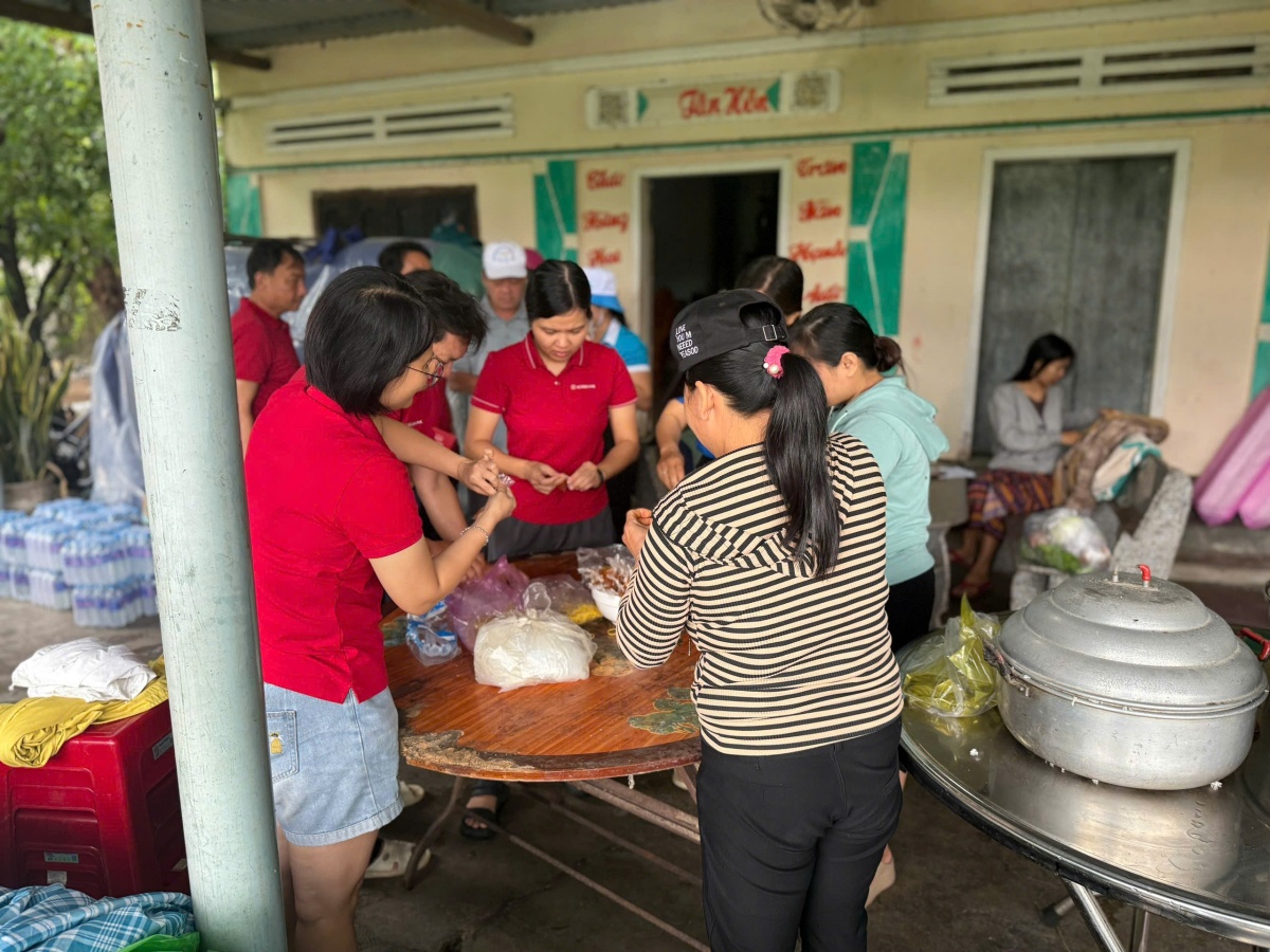 Agribank Phú Yên kịp thời sẻ chia cùng bà con vùng lũ lụt