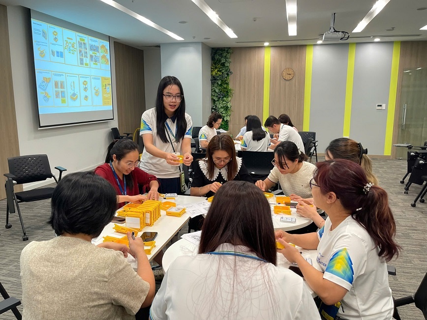 Chương trình lắp ráp đèn năng lượng mặt trời gửi tặng các em nhỏ tại các khu vực miền núi