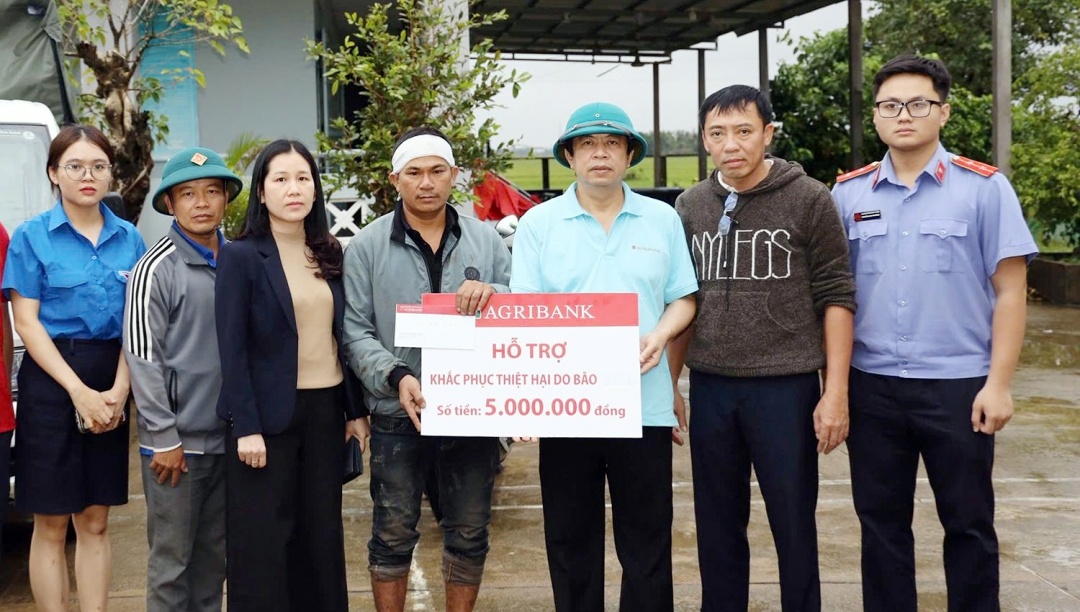 Agribank Phú Yên kịp thời sẻ chia cùng bà con vùng lũ lụt