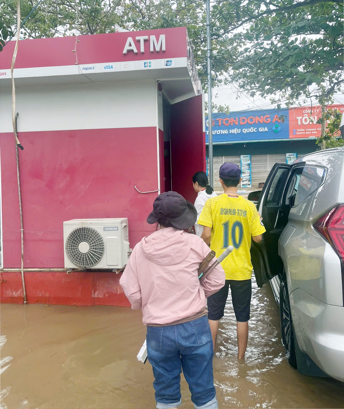 Agribank Phú Yên kịp thời sẻ chia cùng bà con vùng lũ lụt